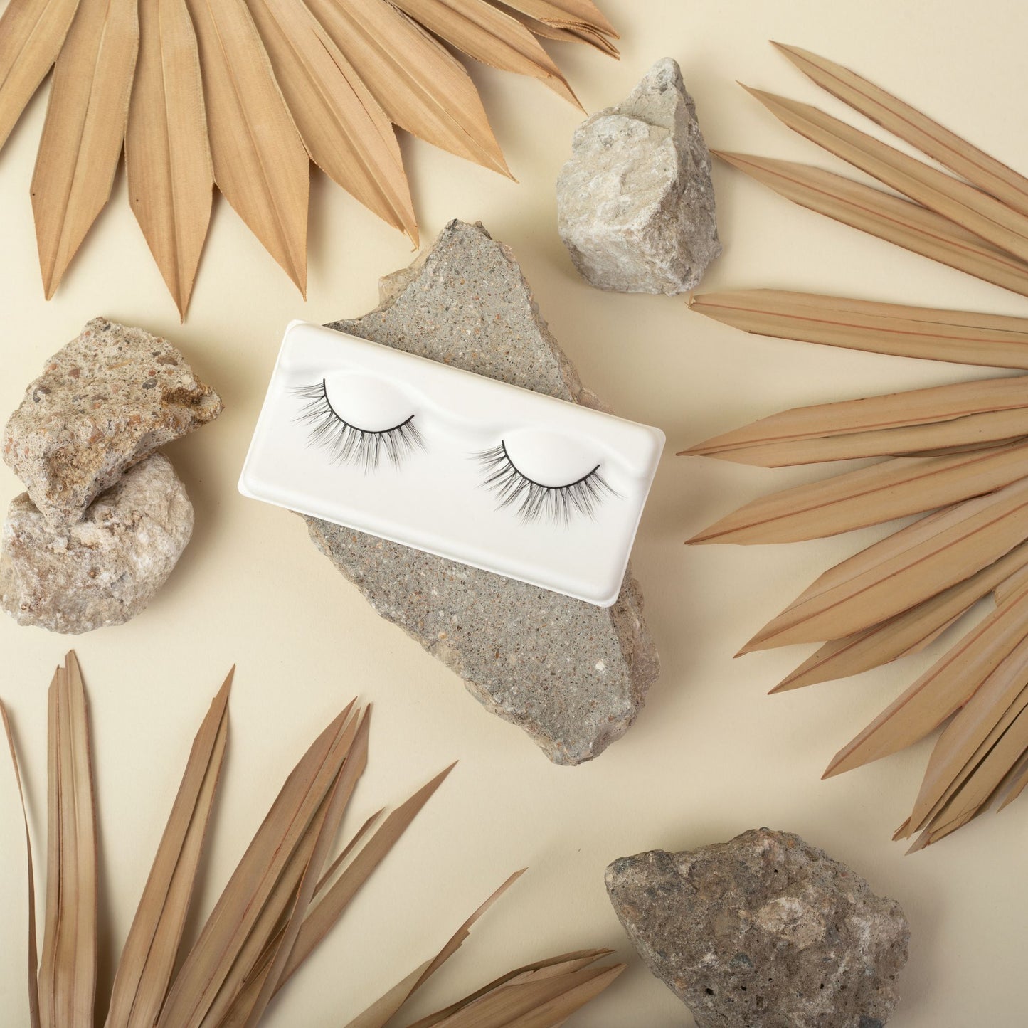 Light Airy Natural Vegan Eyelash In Nautre