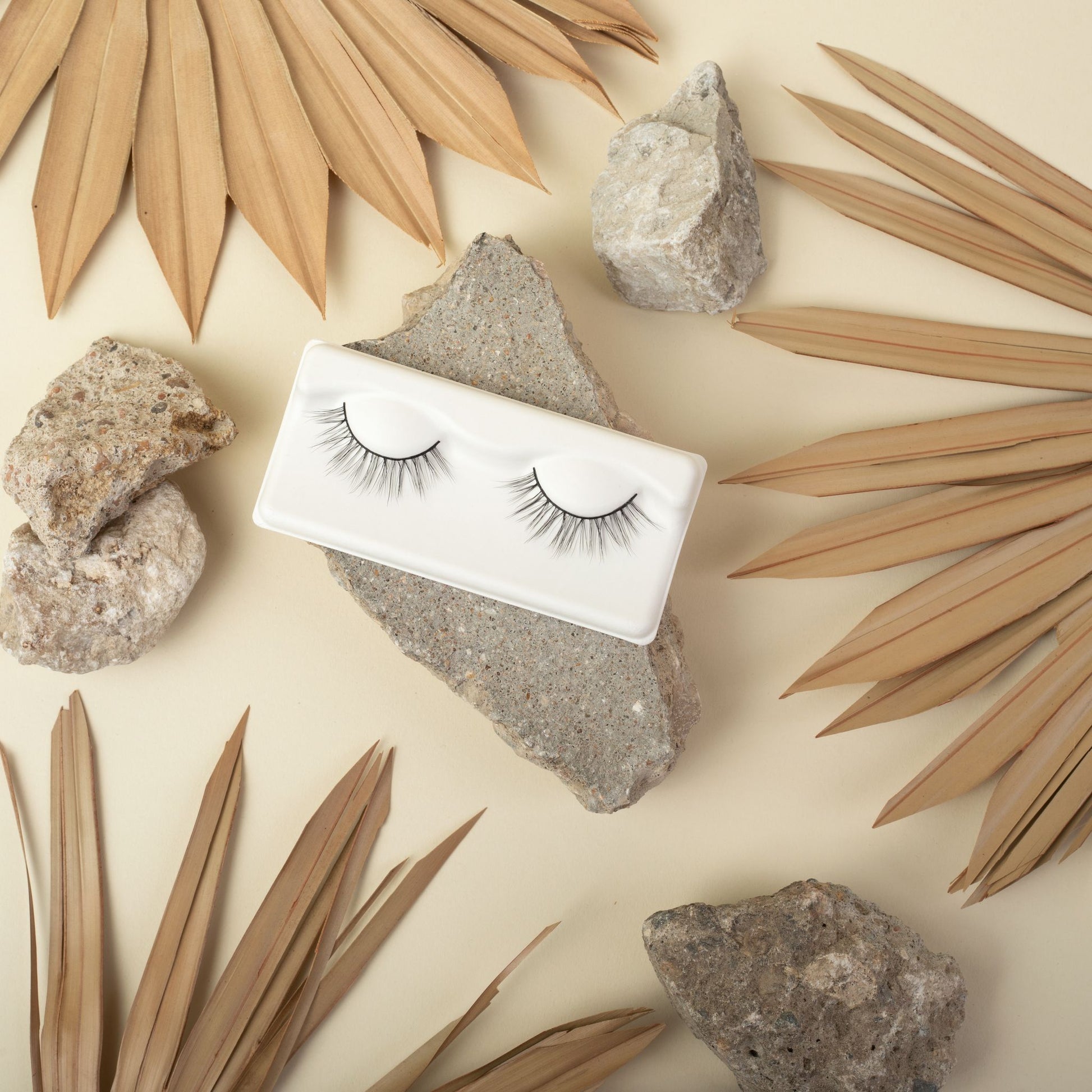 Light Airy Natural Vegan Eyelash In Nautre